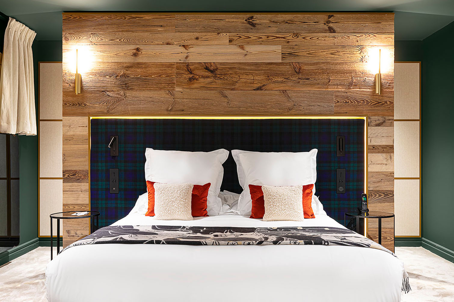 Photographe professionnel en hôtellerie spécialiste des hôtels de luxe pour votre hôtel : Y STUDIO par Florian Peallat. Chambre d'hôtel haut de gamme de l'établissement Le Chabichou à Courchevel. Reportage photo de décoration d'hôtel par un photographe professionnel situé à Lyon.