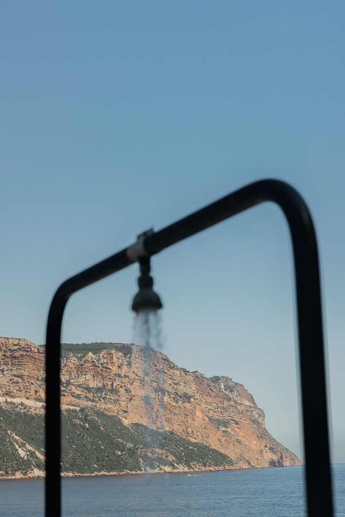 Douche extérieure avec vue sur la piscine, la mer et le Cap Canaille, maison à Cassis