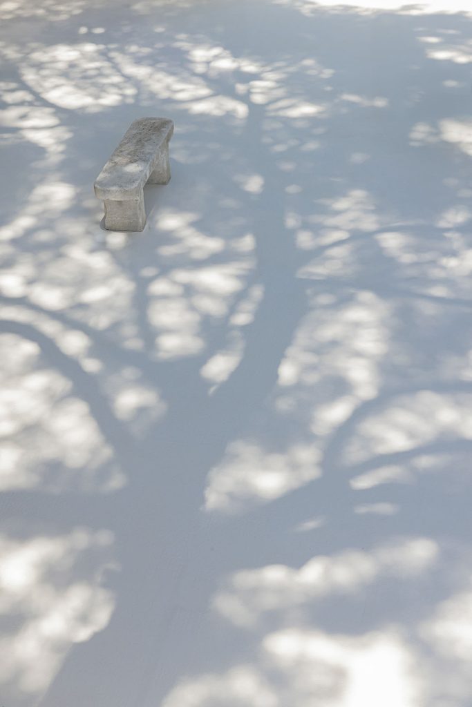 Jeu d'ombre et lumière sur un banc en pierre, terrasse d'une maison à Cassis