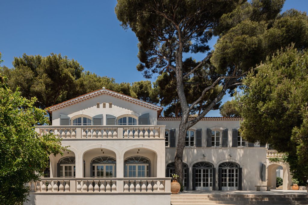 Maison familiale avec terrasse, arches et balustrades, dans le sud de la France à Cassis