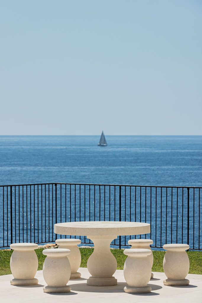Terrasse avec mobilier en pierre et piscine avec vue mer, jeu de lignes architecturales - maison à Cassis
