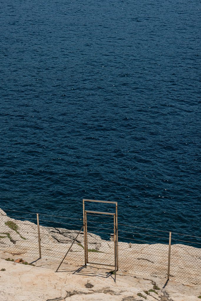 Portail ouvrant sur la mer bleu profond, maison à Cassis