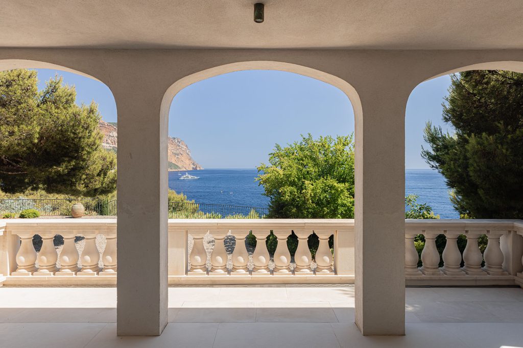 Terrasse avec arches et balustrades, vue sur la mer, maison à Cassis