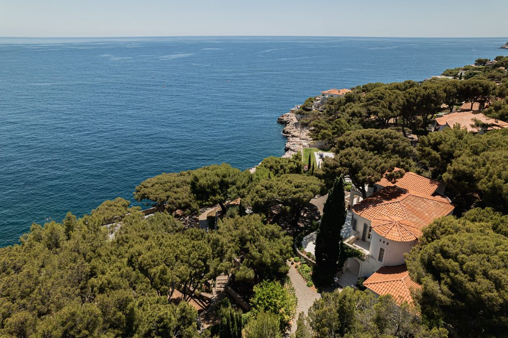 Vue en drone de la maison et de son environnement face à la mer, Cassis