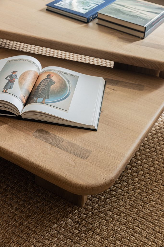 Détail d'une table basse entièrement en bois, mobilier design à Aix-en-Provence