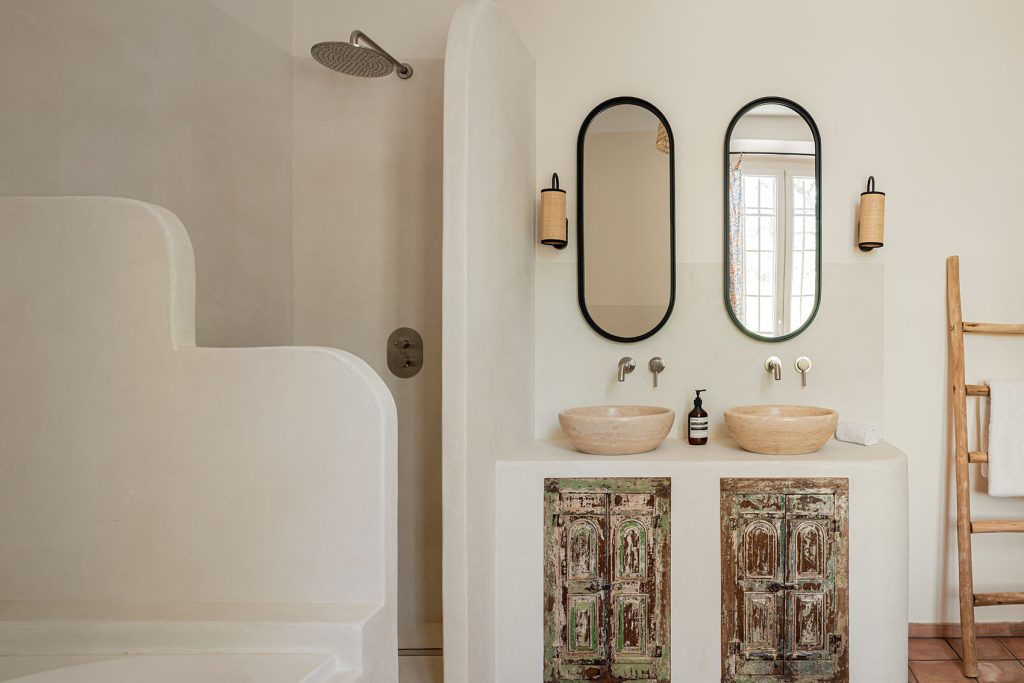 Salle de bain sur mesure aux lignes arrondies, bois et style oriental, Aix-en-Provence