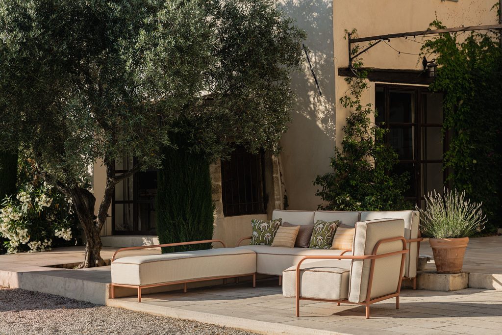 Salon de jardin avec canapé et fauteuil sur une terrasse de bastide, Aix-en-Provence