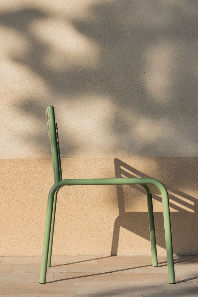 Chaise en métal vert aux courbes, jeu d'ombre et lumière au coucher de soleil, Aix-en-Provence