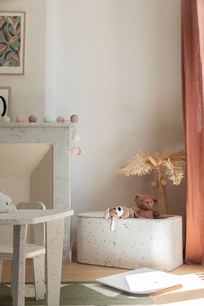 Chambre enfant avec coffre à jouets et bureau design, mobilier à Aix-en-Provence