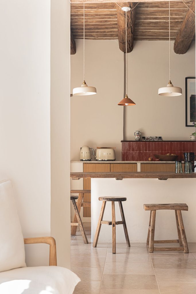 Cuisine équipée avec plan de travail et îlot central, mobilier design à Aix-en-Provence