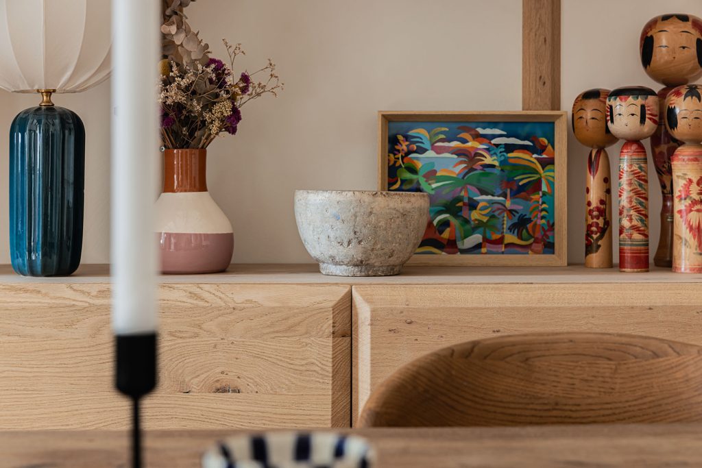 Détail d'une étagère en chêne massif aux bords biseautés, mobilier design à Aix-en-Provence