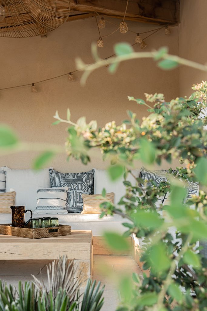 Pool house avec salon de jardin, canapé et table basse, mobilier design à Aix-en-Provence
