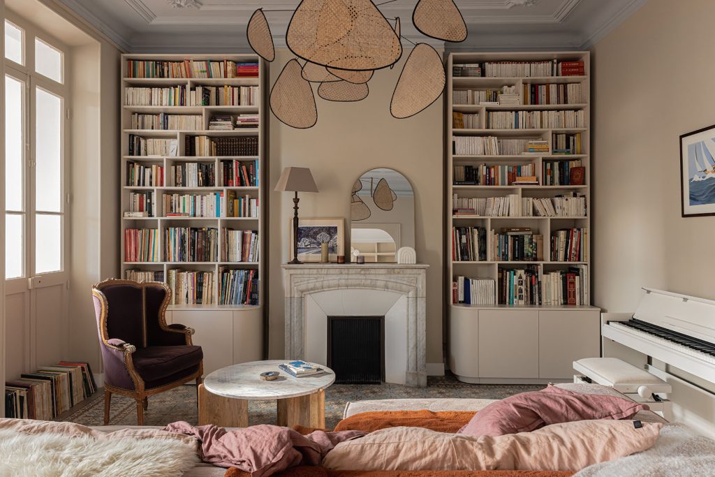 Photographie d'une bibliothèque dans un appartement haussmannien réalisée par Florian Peallat, photographe d'architecture et d'intérieur à Marseille pour Y STUDIO Photography. Mise en valeur des volumes, des détails architecturaux et de la lumière naturelle avec une composition précise.