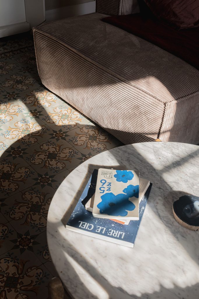 Photographie d'un détail de décoration intérieure réalisée par Florian Peallat, photographe d'architecture et d'intérieur à Marseille pour Y STUDIO Photography. Mise en valeur de la lumière, des matières, des textures et de la composition équilibrée dans un projet d'architecte d'intérieur.