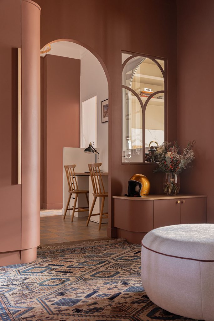 Photographie d'une entrée d'intérieur réalisée par Florian Peallat, photographe d'architecture et d'intérieur à Marseille pour Y STUDIO Photography. Une approche basée sur la narration visuelle, la mise en scène des couleurs, la composition architecturale et la valorisation des volumes d'un projet d'architecte d'intérieur.