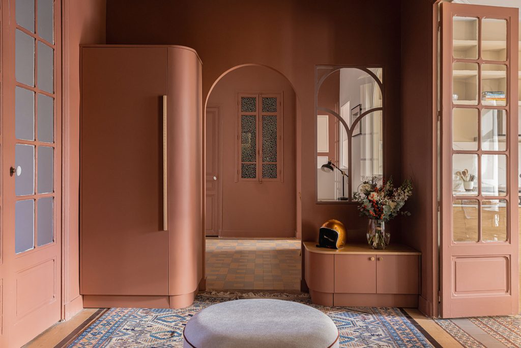 Photographie d'une entrée chaleureuse et élégante réalisée par Florian Peallat, photographe d'architecture et d'intérieur à Marseille pour Y STUDIO Photography. Mise en valeur d'une décoration haut de gamme, d'une ambiance cosy, des matières et des détails architecturaux dans un projet publié dans un magazine spécialisé.