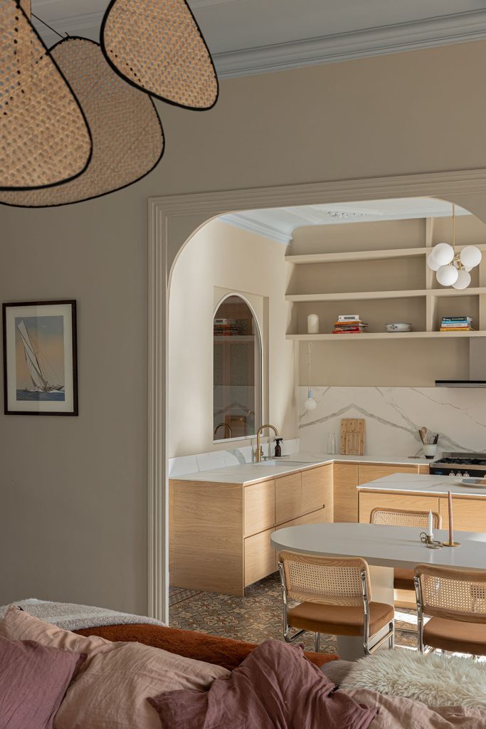Photographe d'architecture Florian Peallat – Y STUDIO Photography, spécialisé en photographie d'intérieur à Marseille, appartement haussmannien avec décoration haut de gamme, salon et cuisine design, réalisé pour un architecte d'intérieur.