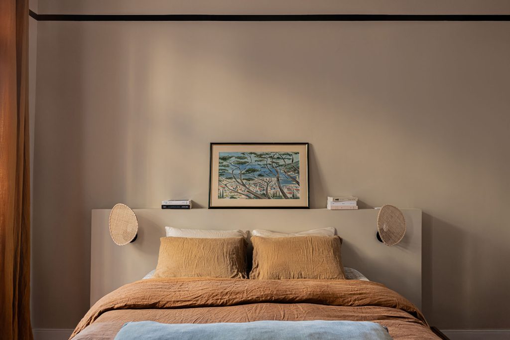 Photographie d'une chambre master parentale réalisée par Florian Peallat, photographe d'architecture et d'intérieur à Marseille pour Y STUDIO Photography. Lumière douce du matin, ambiance raffinée, composition équilibrée et retouche photo homogène mettant en valeur les matières et la décoration intérieure.