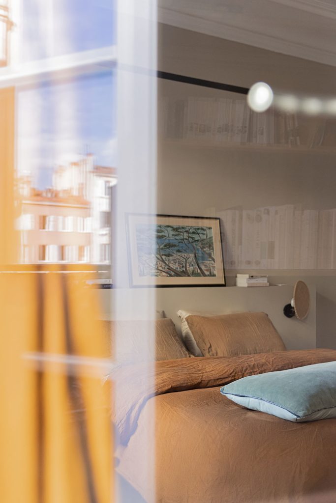 Photographie artistique d'une chambre réalisée par Florian Peallat, photographe d'architecture et d'intérieur à Marseille pour Y STUDIO Photography. Composition créative, travail de la lumière, mise en scène des volumes et création d'une atmosphère élégante autour du lit et de la décoration intérieure.