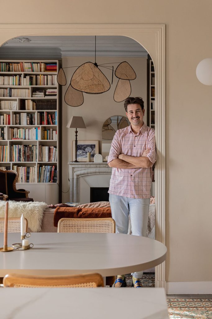 Portrait d'Alban de l'Atelier Contrastes réalisé par Florian Peallat, photographe d'architecture et d'intérieur à Marseille pour Y STUDIO Photography. Une image mettant en valeur l'univers d'un architecte d'intérieur, son approche créative et son travail autour de l'architecture intérieure.