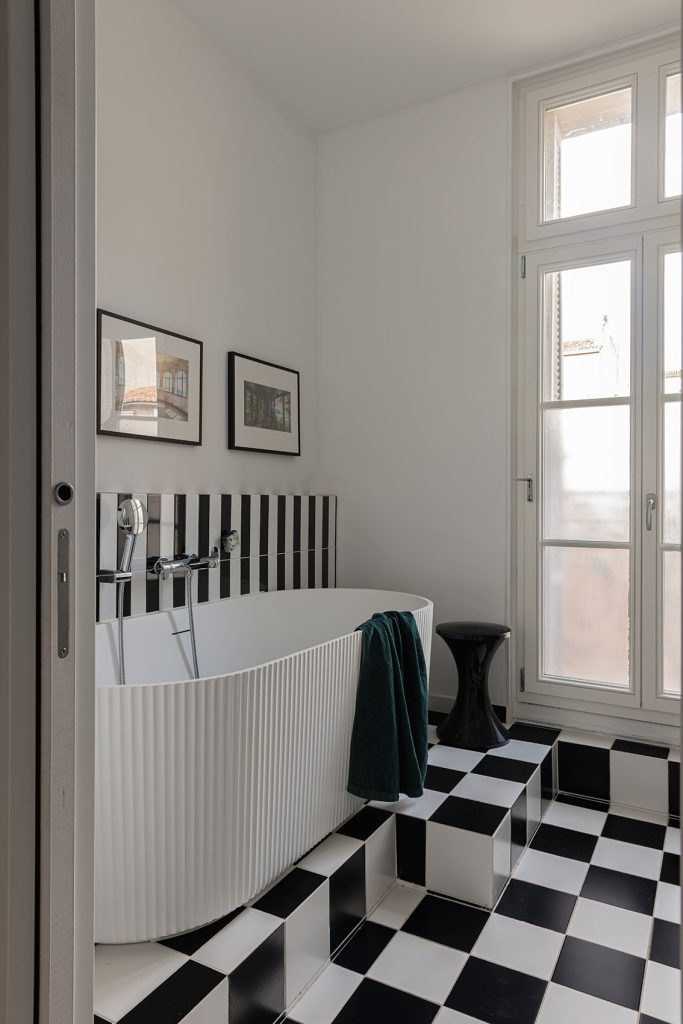 Photographie d'une salle de bain avec carreaux vintage réalisée par Florian Peallat, photographe d'architecture et d'intérieur à Marseille pour Y STUDIO Photography. Maîtrise technique de la composition, des perspectives, de la lumière et du rendu des matériaux dans un projet d'architecte d'intérieur.