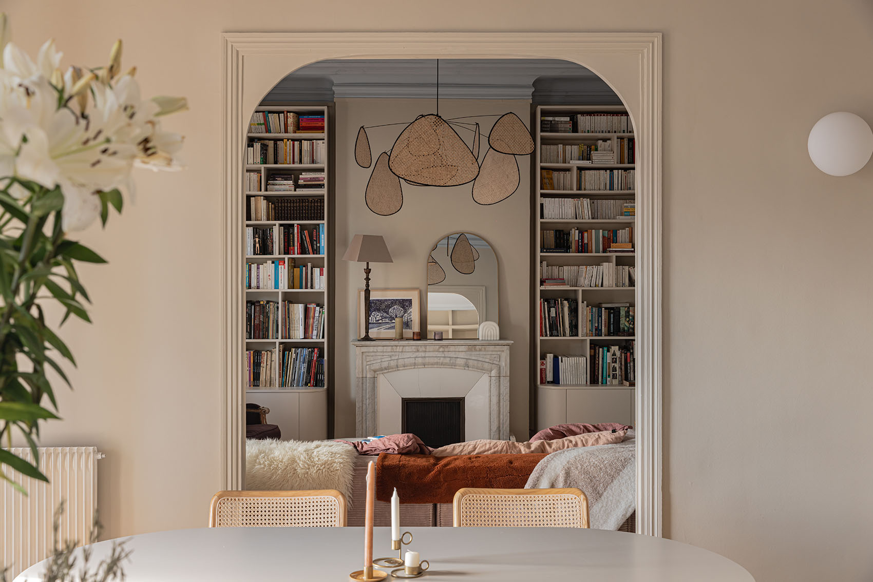 Photographie d'une entrée chaleureuse et élégante réalisée par Florian Peallat, photographe d'architecture et d'intérieur à Marseille pour Y STUDIO Photography. Mise en valeur d'une décoration haut de gamme, d'une ambiance cosy, des matières et des détails architecturaux dans un projet publié dans un magazine spécialisé.