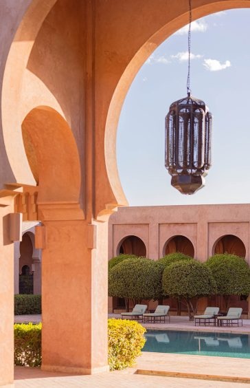 Photographie professionnelle de l’hôtel Aman à Marrakech, capturée par Florian Peallat – Y STUDIO. Spécialiste photographe d’hôtel de luxe sur la Côte d’Azur, French Riviera, mettant en valeur le design raffiné, les volumes élégants, la lumière naturelle et l’expérience haut de gamme, pour les palaces et resorts de prestige.