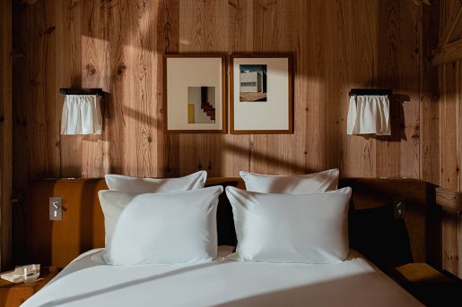 Photographe hôtel Cap-Ferret – détails architecturaux en bois, Y STUDIO Photography, Florian Peallat, Landes, Pays Basque & Bordeaux. Détail architectural en bois dans un hôtel de charme au Cap-Ferret, capturé en lumière dorée : photographe d'intérieur et d'hôtel, Y Studio situé dans les Landes et le pays Basque.