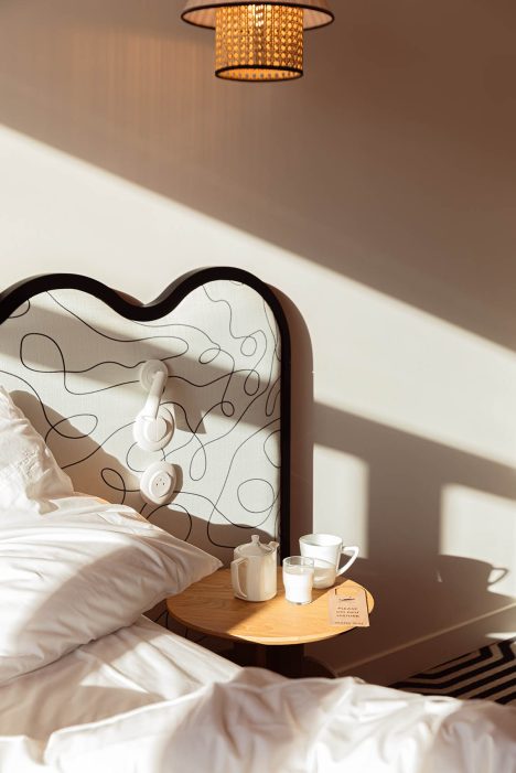 Photographe d'hôtel à Marseille, en Provence et sur la Côte d'Azur. Photographie professionnelle d’une chambre d’hôtel de luxe mettant en scène un moment détente, capturée par Florian Peallat