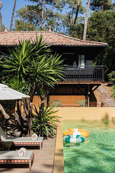 Photographie professionnelle des extérieurs d’un hôtel 5 étoiles avec piscine, capturée par Florian Peallat – Y STUDIO. Spécialiste photographe d’hôtels et resorts de luxe sur la Côte d’Azur et en Provence, mettant en valeur l’architecture, le design extérieur, les terrasses et l’expérience client haut de gamme.