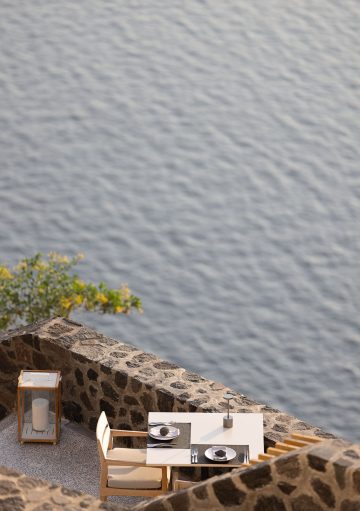 Photographie artistique et minimaliste d’une table de restaurant extérieure dans un hôtel de luxe sur la Côte d’Azur, French Riviera, capturée par Florian Peallat – Y STUDIO, photographe hôtel Marseille et Provence. Ambiance poétique, lumière naturelle, design élégant et vue sur la mer, illustrant l’expérience gastronomique et l’élégance des hôtels 5 étoiles et palaces de la French Riviera.