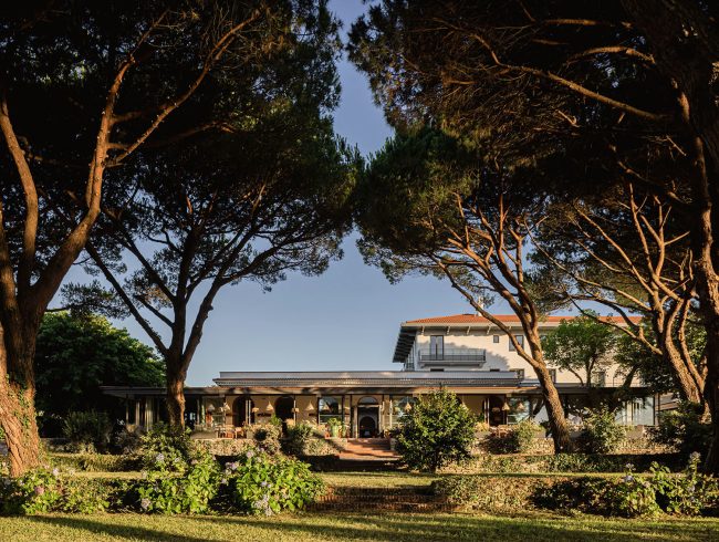 Photographie professionnelle par Florian Peallat (Y Studio) de l’architecture extérieure d’un hôtel 5 étoiles sur la Côte d’Azur, French Riviera et St-Tropez mettant en valeur les volumes, les perspectives, les matériaux nobles et la lumière naturelle.