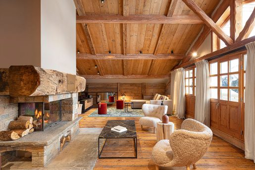 Photographie professionnelle d’un hôtel type chalet de luxe capturée par Florian Peallat – Y STUDIO. Design intérieur chaleureux, mobilier haut de gamme et lumière naturelle mettant en valeur les volumes, l’architecture alpine et l’ambiance cosy, pour un établissement haut de gamme ou un resort de montagne. Le Chabichou hôtel 5 étoiles à Courchevel dans les Alpes.