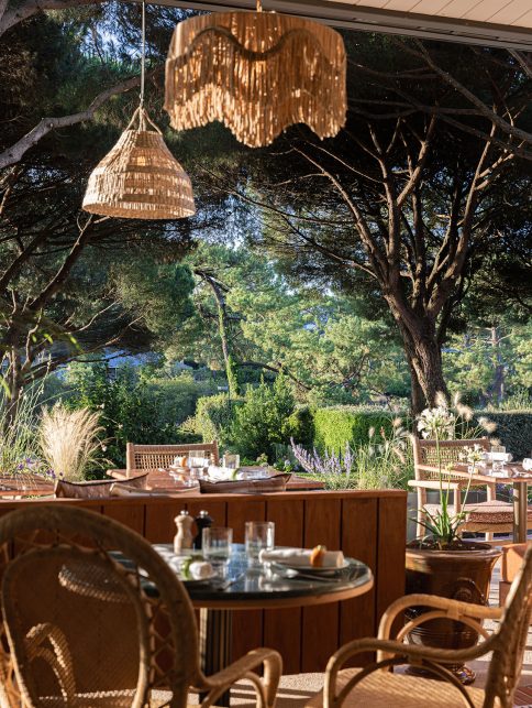 Photographie professionnelle par Florian Peallat (Y Studio) d’une table dressée dans un restaurant d’hôtel 4 étoiles sur la Côte d’Azur, French Riviera, mettant en valeur l’ambiance haut de gamme, la lumière naturelle et la décoration raffinée.